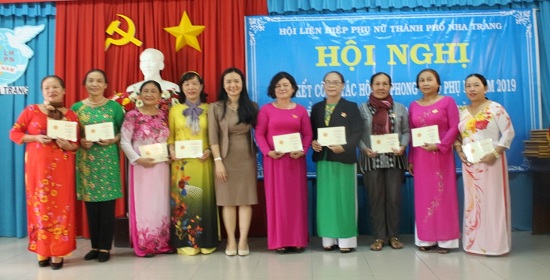 Chi Quynh Nga trao KNC tai HN tong ket PN Nha Trang 2019.jpg (70 KB)
